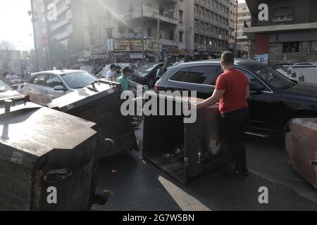 I bidoni spazzatura e le gomme brucianti bloccano le strade di Beirut dopo le dimissioni del primo ministro designato Saad Hariri, mentre la crisi libanese è aumentata giovedì (luglio 15).il primo ministro designato, Saad Hariri, è calato dopo non aver formato un governo negli ultimi otto mesi. La Lira libanese ha anche preso un naso come Hariri ha annunciato le dimissioni, scendendo da 19,500 LBP a 21,500 LBP per dollaro (secondo le app di tasso di cambio non ufficiali). Fino al novembre 2019, la Lira libanese è stata ancorata a 1,500 LBP per dollaro. Foto Stock