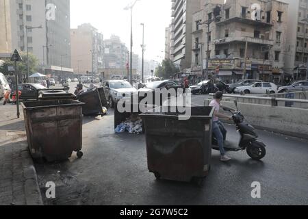 I bidoni spazzatura e le gomme brucianti bloccano le strade di Beirut dopo le dimissioni del primo ministro designato Saad Hariri, mentre la crisi libanese è aumentata giovedì (luglio 15).il primo ministro designato, Saad Hariri, è calato dopo non aver formato un governo negli ultimi otto mesi. La Lira libanese ha anche preso un naso come Hariri ha annunciato le dimissioni, scendendo da 19,500 LBP a 21,500 LBP per dollaro (secondo le app di tasso di cambio non ufficiali). Fino al novembre 2019, la Lira libanese è stata ancorata a 1,500 LBP per dollaro. Foto Stock