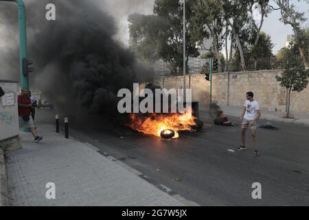 I bidoni spazzatura e le gomme brucianti bloccano le strade di Beirut dopo le dimissioni del primo ministro designato Saad Hariri, mentre la crisi libanese è aumentata giovedì (luglio 15).il primo ministro designato, Saad Hariri, è calato dopo non aver formato un governo negli ultimi otto mesi. La Lira libanese ha anche preso un naso come Hariri ha annunciato le dimissioni, scendendo da 19,500 LBP a 21,500 LBP per dollaro (secondo le app di tasso di cambio non ufficiali). Fino al novembre 2019, la Lira libanese è stata ancorata a 1,500 LBP per dollaro. Foto Stock