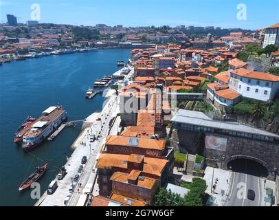 Paesaggio urbano di Porto sul fiume Douro in Portogallo Foto Stock