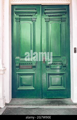 Doppi sportelli anteriori antichi verniciati con una vernice verde erba lucida Foto Stock