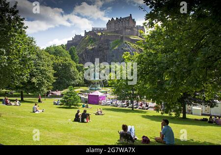 Centro della città, Edimburgo, Scozia, tempo britannico. 16 luglio 2021. Sole e caldo a 23 gradi nella capitale scozzese ragionevolmente trafficata ma non troppo. Nella foto: Princes Street Gardens West. Credit: Arch White/Alamy Live News Foto Stock