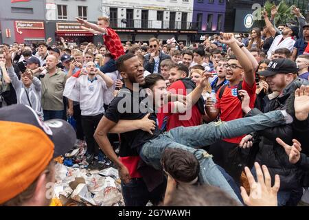 Folla di appassionati di calcio inglesi che festeggiano prima della finale di Inghilterra contro Italia Euro 2020, Leicester Square, Londra, 11 luglio 2021 Foto Stock