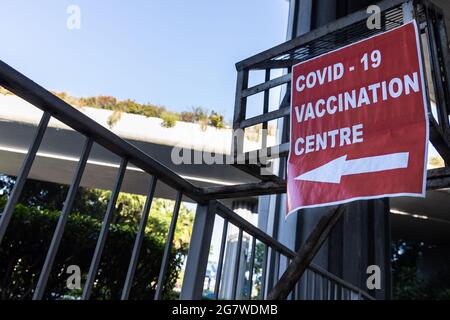 Segnaletica di direzione per il centro di vaccinazione covid-19 presso le infrastrutture pubbliche Foto Stock