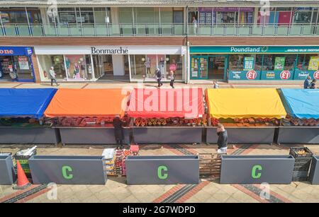 Bancarelle di mercato sulla strada pedonale di Corporation al centro della città di Corby, Northamptonshire, Inghilterra. Foto Stock