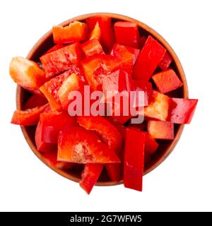 Affettato peperone rosso in una ciotola di argilla isolata su sfondo bianco. Verdure fresche e sane. Vista dall'alto. Il file contiene il percorso di ritaglio. Foto Stock