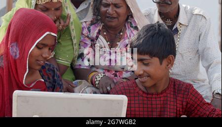 Felice famiglia indiana trascorrere il tempo libero insieme Foto Stock