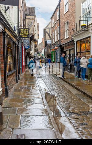 Gli edifici di vecchia costruzione nel caos, una strada nella città di York, nello Yorkshire, Inghilterra, Regno Unito Foto Stock