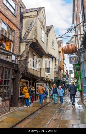 Gli edifici di vecchia costruzione nel caos, una strada nella città di York, nello Yorkshire, Inghilterra, Regno Unito Foto Stock