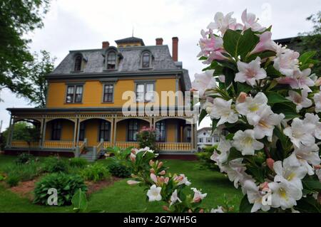 Fiori fioriscono nel giardino che circonda Beaconsfield Historic House a Charlottetown. La grande casa costruita nel 1877 è ora aperta per escursioni. Foto Stock