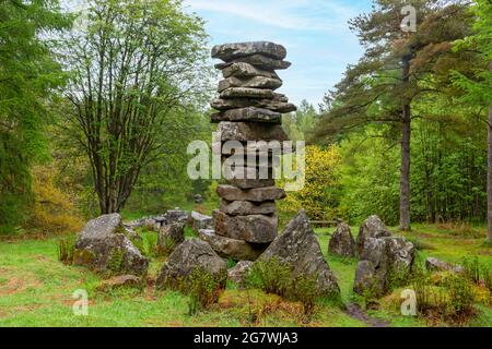 Colonna rocciosa al Tempio di Druid, una follia costruita alla fine del 1700 o all'inizio del 1800 da William Danby. Vicino a Masham, Yorkshire, Inghilterra, Regno Unito. Foto Stock