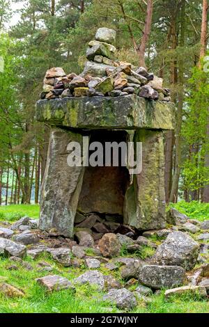 Struttura in pietra al tempio di Druid, una follia costruita tra la fine del 1700 e l'inizio del 1800 da William Danby. Vicino a Masham, Yorkshire, Inghilterra, Regno Unito. Foto Stock