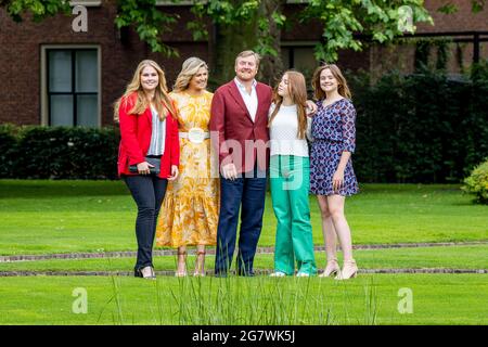 L'Aia, Paesi Bassi. 16 luglio 2021. Re Willem-Alexander, la regina Maxima, la principessa Amalia, la principessa Alexia e la principessa Ariane dei Paesi Bassi posano per i media al Palazzo di Huis ten Bosch il 16 luglio 2021 all'Aia, Paesi Bassi.Credit: Patrick van Katwijk/dpa/Alamy Live News Foto Stock