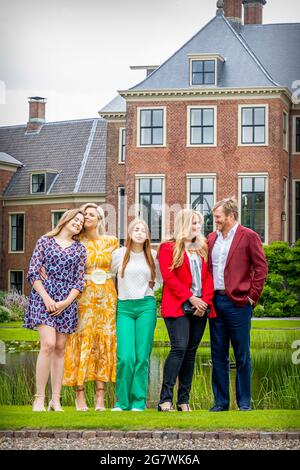 L'Aia, Paesi Bassi. 16 luglio 2021. Re Willem-Alexander, la regina Maxima, la principessa Amalia, la principessa Alexia e la principessa Ariane dei Paesi Bassi posano per i media al Palazzo di Huis ten Bosch il 16 luglio 2021 all'Aia, Paesi Bassi.Credit: Patrick van Katwijk/dpa/Alamy Live News Foto Stock