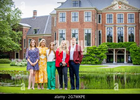 L'Aia, Paesi Bassi. 16 luglio 2021. Re Willem-Alexander, la regina Maxima, la principessa Amalia, la principessa Alexia e la principessa Ariane dei Paesi Bassi posano per i media al Palazzo di Huis ten Bosch il 16 luglio 2021 all'Aia, Paesi Bassi.Credit: Patrick van Katwijk/dpa/Alamy Live News Foto Stock