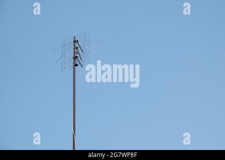 Antenna TV contro il cielo con spazio di copia. Foto Stock