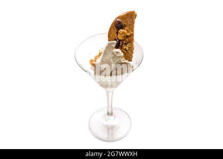 Gelato con biscotto caramellato e nocciole in vetro martini isolato su bianco, spazio copia Foto Stock