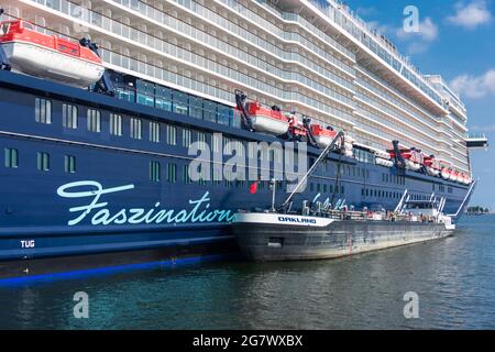 Porto di Kiel, das Kreuzfahrtschiff Mein Schiff 1 der TUI Cruises am Ostseekai., betankt von dem Tanker Oakland Foto Stock