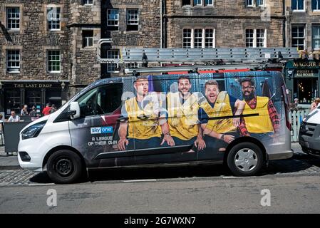 Il tecnico dell'installazione aerea della televisione Sky ha parcheggiato van nel Grassmarket, Edimburgo, Scozia, Regno Unito. Foto Stock