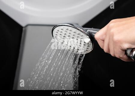 doccia soffione nella cabina doccia in bagno, un flusso di acqua calda e rinfrescante. Foto Stock