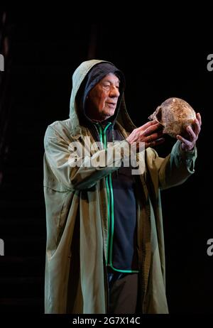 Ian McKellen come Hamlet con il cranio di Yorick in FRAZIONE di Shakespeare apertura al Teatro Royal Windsor, Inghilterra il 20/07/2021 scenografia: Lee Newby Costumi: Loren Epstein Wigs & Make-up: Susanna Peretz illuminazione: Zoe Sperr regista: Sean Mathias Foto Stock