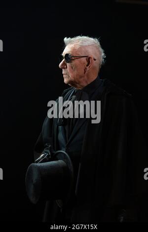 Ian McKellen come Hamlet in FRAZIONE di Shakespeare apre al Teatro Royal Windsor, Inghilterra il 20/07/2021 scenografia: Lee Newby Costumi: Loren Epstein Wigs & Make-up: Susanna Peretz illuminazione: Zoe Spurr regista: Sean Mathias Foto Stock