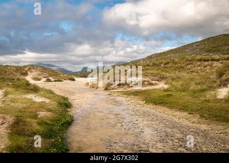 Un'immagine HDR dell'estate 3 scattata sul sentiero che conduce alla famosa spiaggia di Luskentire, Losgaintir, sull'isola di Harris, Western Isles, Scozia. 25 giugno 2021 Foto Stock