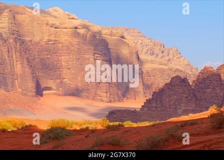 Wadi rum - "la Valle della Luna", raffigurata come Marte in diversi film di Hollywood Wadi Rum è una favola araba in attesa di essere scoperta. Foto Stock