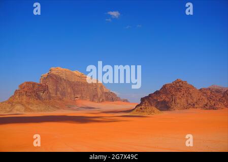 Wadi rum - "la Valle della Luna", raffigurata come Marte in diversi film di Hollywood Wadi Rum è una favola araba in attesa di essere scoperta. Foto Stock