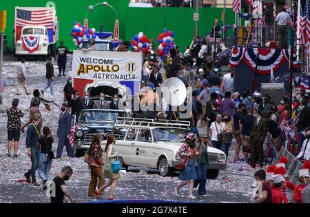 Cast e equipaggio sul set su St Vincent Street nel centro di Glasgow durante le riprese per quello che si pensa sia il nuovo Indiana Jones 5 film con Harrison Ford. Data immagine: Venerdì 16 luglio 2021. Foto Stock