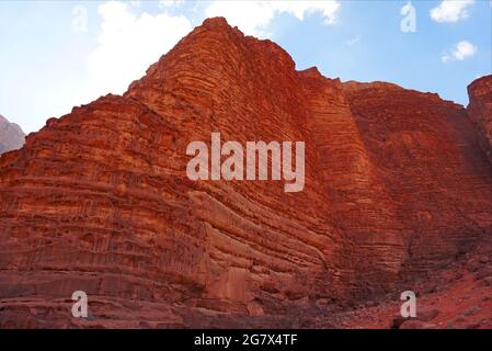 Wadi rum - "la Valle della Luna", raffigurata come Marte in diversi film di Hollywood Wadi Rum è una favola araba in attesa di essere scoperta. Foto Stock