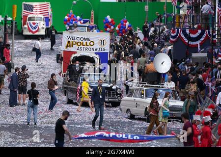 Cast e equipaggio sul set su St Vincent Street nel centro di Glasgow durante le riprese per quello che si pensa sia il nuovo Indiana Jones 5 film con Harrison Ford. Data immagine: Venerdì 16 luglio 2021. Foto Stock