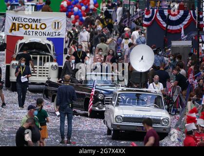 Cast e equipaggio sul set su St Vincent Street nel centro di Glasgow durante le riprese per quello che si pensa sia il nuovo Indiana Jones 5 film con Harrison Ford. Data immagine: Venerdì 16 luglio 2021. Foto Stock