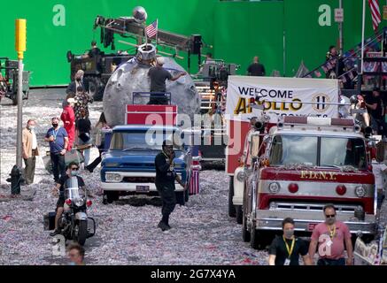 Cast e equipaggio sul set su St Vincent Street nel centro di Glasgow durante le riprese per quello che si pensa sia il nuovo Indiana Jones 5 film con Harrison Ford. Data immagine: Venerdì 16 luglio 2021. Foto Stock