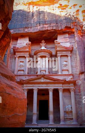 Petra è un simbolo della Giordania, così come l'attrazione turistica più visitata della Giordania. Nominata una delle nuove sette meraviglie del mondo. Foto Stock