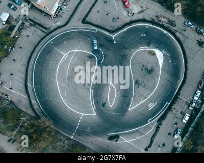 Vista aerea dal drone sulla pista sportiva per andare in macchina su strada Foto Stock
