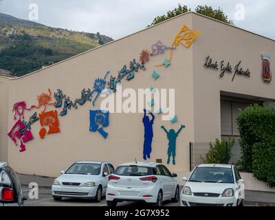 Scuola elementare moderna in un piccolo villaggio in Francia Foto Stock