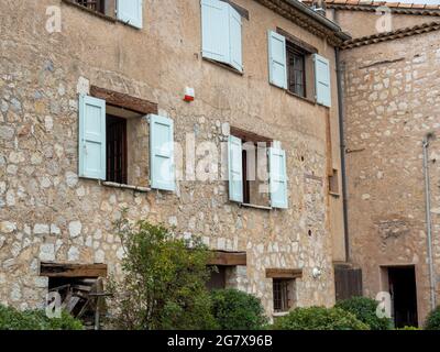 Tradizionale casa in pietra in piccolo villaggio provenzale nella Costa Azzurra paese posteriore Foto Stock