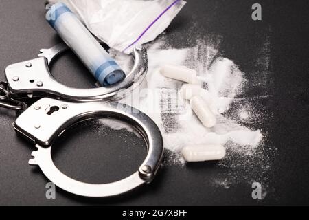 detenzione di un commerciante di droghe saline, arresto per la vendita di droghe bianche. Foto Stock