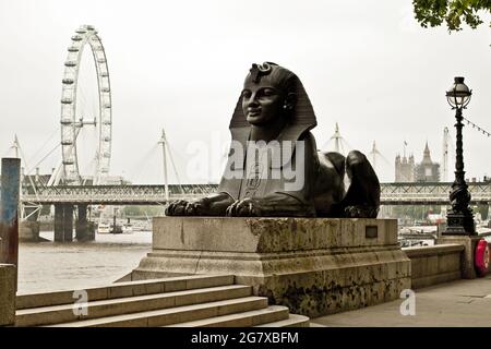 La Sphinx sul Tamigi Embankment Foto Stock
