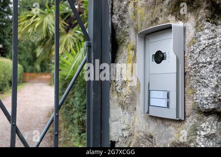 Citofono con telecamera di sicurezza all'ingresso della proprietà Foto Stock