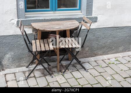 piccolo tavolo con due sedie in legno nel centro storico Foto Stock