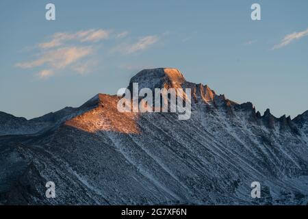 Longs Peak è la vetta più alta del Rocky Mountain National Park. Foto Stock