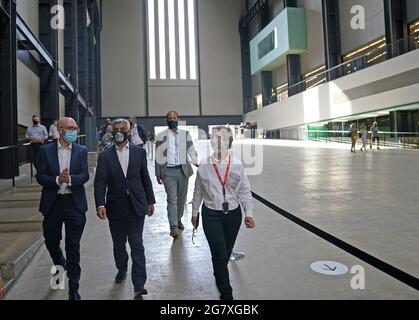 Sindaco di Londra Sadiq Khan (seconda a sinistra) durante una visita ad un centro di vaccinazione pop-up NHS presso la galleria d'arte Tate Modern di Londra. Vedere PA storia DI SALUTE Coronavirus. Il credito fotografico dovrebbe essere: Kirsty o'Connor/PA Wire Foto Stock