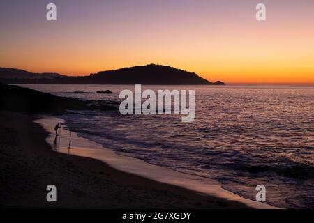 Vista de las Islas Cíes desde la playa de OS Muiños de Fortiñón en Saians, Vigo. Foto Stock
