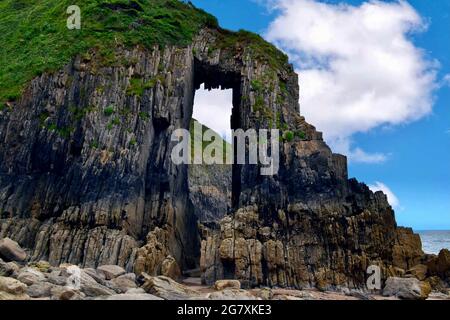 La Chiesa porta formazione rocciosa a Church Doors Cove, Skrinkle. Foto Stock