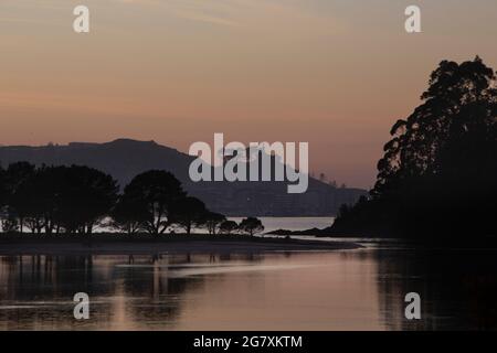Atardecer en la Foz do Río Miñor. Estuario del Río Miñor con Baiona al fondo. Foto Stock