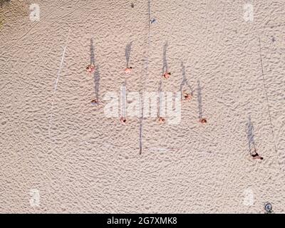 Vista aerea da un drone di persone che si riposano sulla spiaggia sabbiosa della spiaggia vicino al fiume all'aperto Foto Stock
