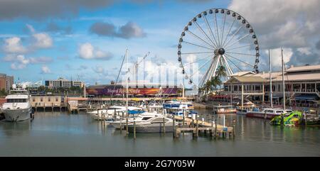 Miami, Florida. 28 giugno 2021. Vista panoramica della ruota panoramica Skyviews di Miami e dell'Hard Rock Cafe a Bayside Mar 54 Foto Stock