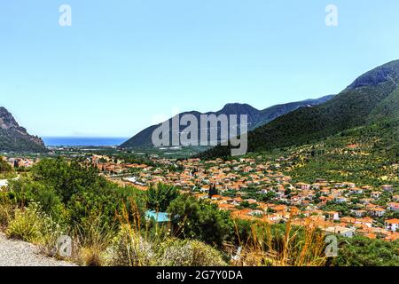 La città di Leonidio nel Peloponneso, in Grecia, in una giornata estiva soleggiata Foto Stock